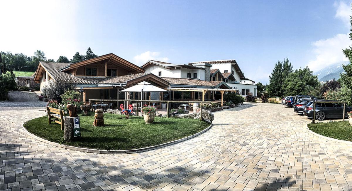 Agriturismo con giardino, parcheggio e struttura in legno immersa nella natura.