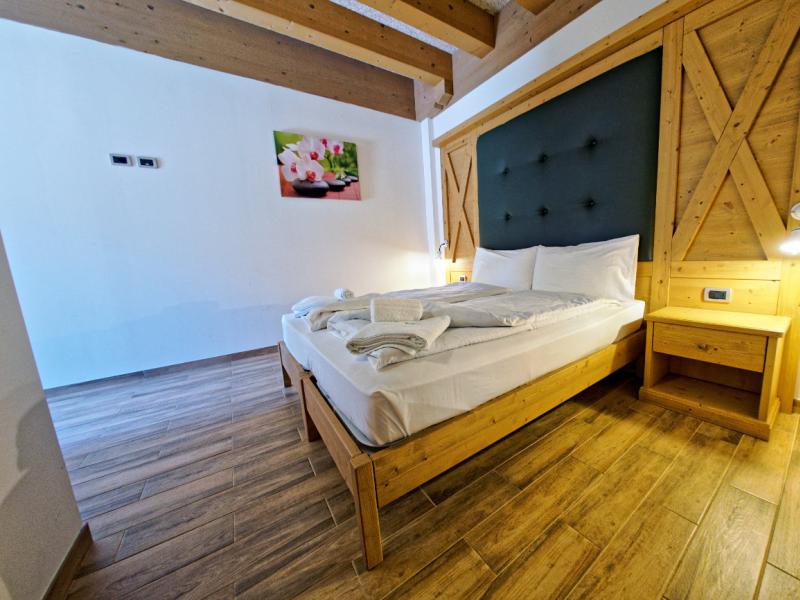 Camera da letto accogliente con letto in legno e decorazioni moderne.