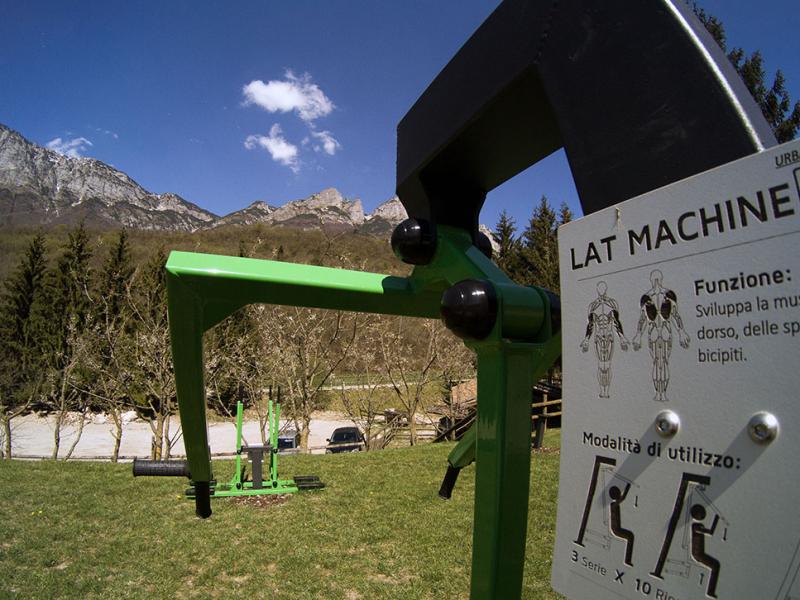 Attrezzo fitness all'aperto per allenare dorso, spalle e bicipiti, con vista montagna.