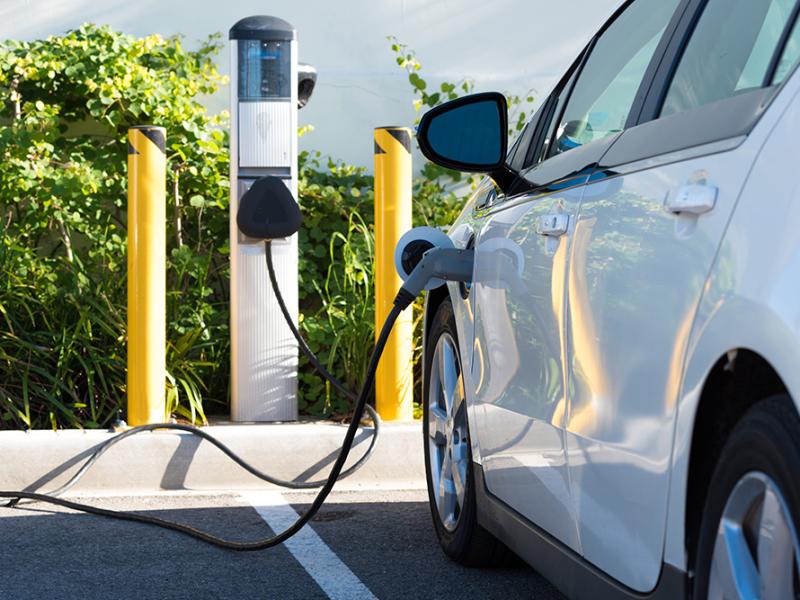 Auto elettrica in carica presso una stazione di ricarica pubblica.